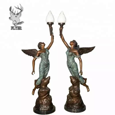 Lâmpada de poste de jardim grande decorada ao ar livre com fundição de luxo bronze anjo senhora segurando lâmpadas escultura